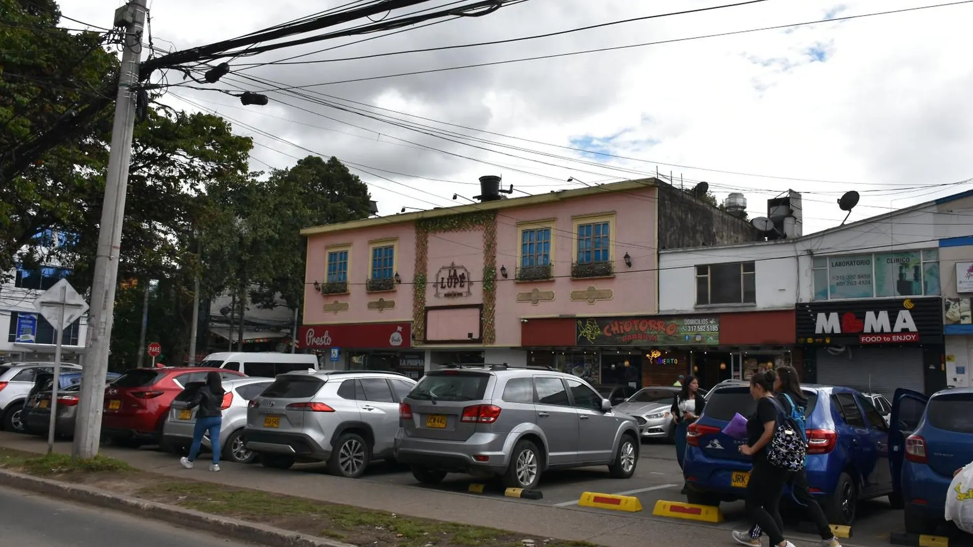 Apartahotel Modelia Con Parqueadero Bogotá Semesterbostad